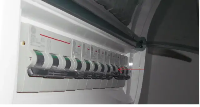 Jak włączyć bezpieczniki bez ryzyka porażenia prądem w domu