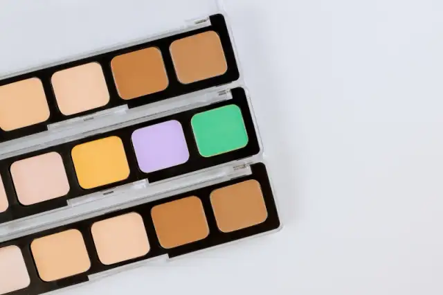 Jaki kolor korektora na sińce pod oczami? Oto najlepsze wybory