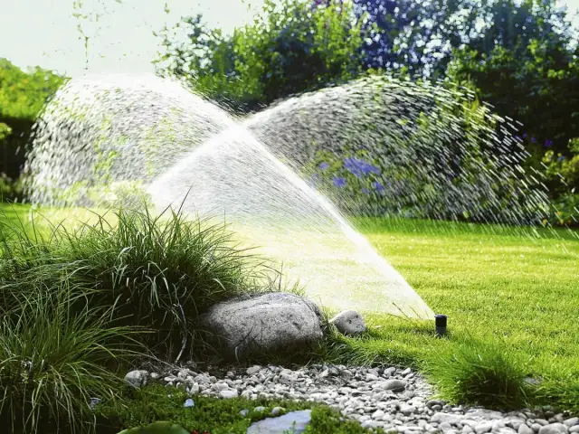 Zraszacz podlewa trawnik. Dowiedz się, jak naprawić zraszacz, aby Twój ogród był zawsze zielony.