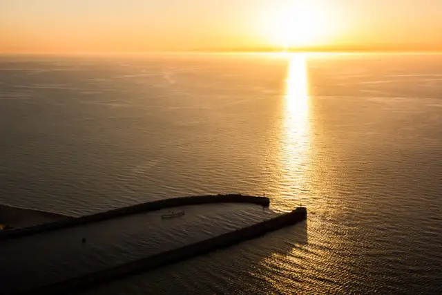 Zachód słońca nad Bałtykiem. Czy Bałtyk jest słony? Tak, jest, a jego woda lśni w złotym blasku.