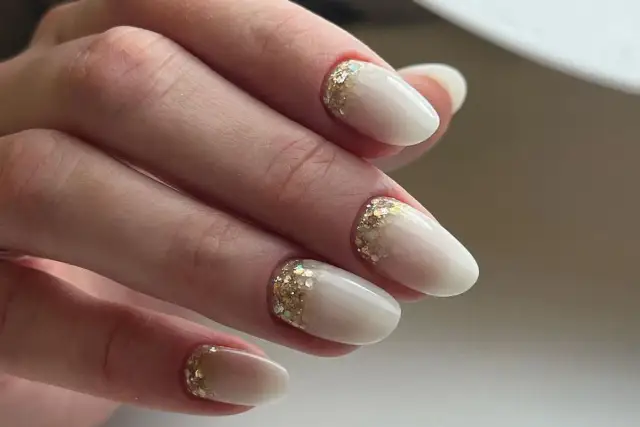 Eleganckie paznokcie mleczne z brokatem, które dodają blasku każdej stylizacji.