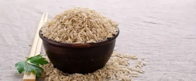 Ile kalorii ma ryż brązowy? Liczby, IG i czy pomoże schudnąć?