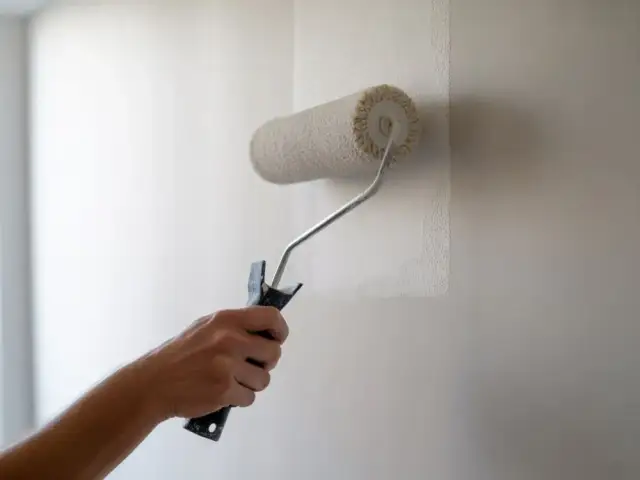 Jakim wałkiem malować ściany? Wybierz idealny i uniknij smug!