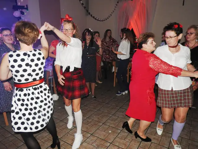 Impreza w stylu PRL stroje - jak stworzyć wyjątkowy retro look