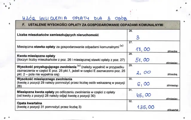 Deklaracja o wysokości opłaty za gospodarowanie odpadami komunalnymi dla 3 osób, z wyliczoną miesięczną i kwartalną opłatą.
