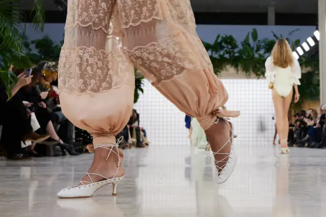 Jakie kolory butów są modne w tym sezonie? Odkryj najnowsze trendy