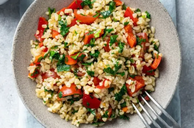 Pyszna kasza z pomidorami i natką pietruszki – idealna kolacja na redukcji. Lekko, zdrowo i sycąco.