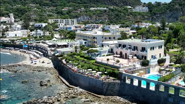 Hotel Tritone Ischia: Lusso, Terme e Spiaggia Privata | Guida Completa
