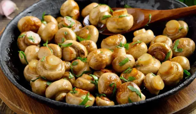 Jak gotować pieczarki do sałatki, aby były pyszne i chrupiące