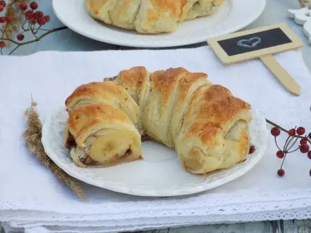 Szybki przepis na pyszne rogaliki z ciasta francuskiego z czekoladą