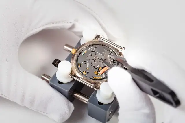 Jak samodzielnie wymienić baterię w zegarku i uniknąć uszkodzeń