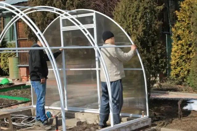 Jak złożyć szklarnie z poliwęglanu - uniknij najczęstszych błędów