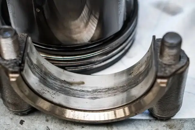 Obrócona panewka objawy - jak je rozpoznać i uniknąć kosztownych napraw