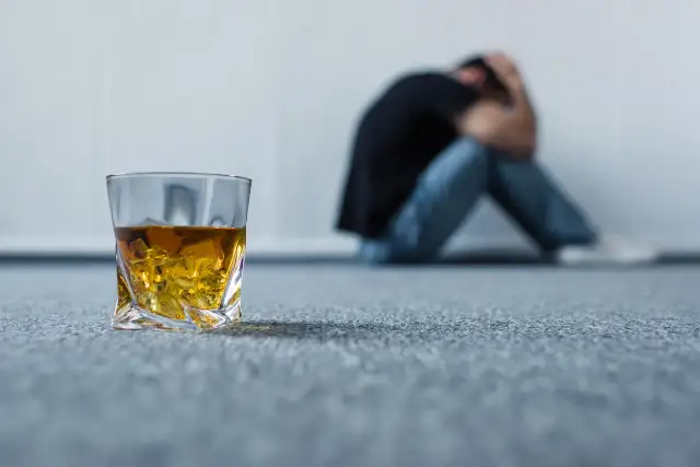 Alkoholizm to choroba psychiczna? Fakty, objawy i podwójna diagnoza