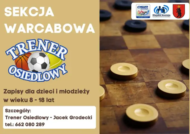 Drewniana szachownica z pionkami do gry w warcaby.