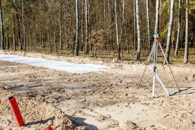 Badania geotechniczne gruntu: Czy Twój dom stoi na pewnym fundamencie?