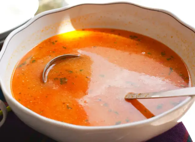 Jak prawidłowo dodawać śmietanę do zupy, by uniknąć zwarzenia i poprawić smak