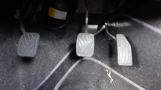 Objawy awarii pompy sprzęgła – jak je rozpoznać i uniknąć problemów