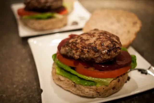 Ile waży burger wołowy? Od surowego mięsa po gotową kanapkę