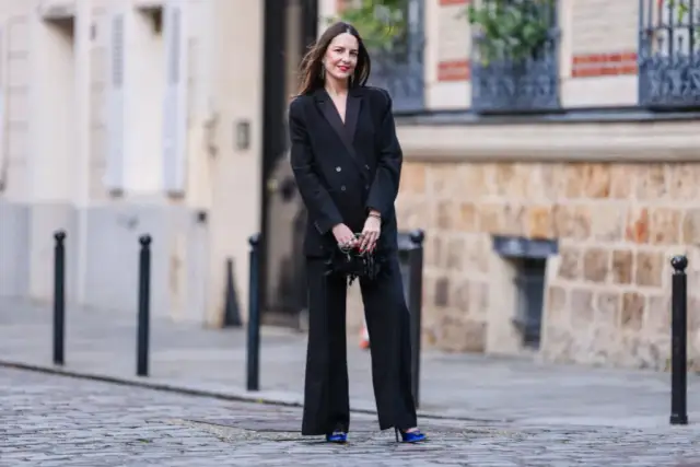 Jak ubrać się do teatru? Eleganckie stylizacje i unikanie gaf