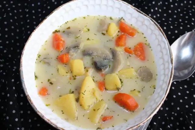 Jak ugotować zupę pieczarkową - prosty przepis na pyszne danie