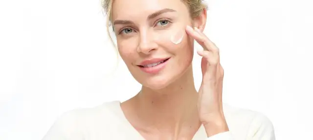 Feuchtigkeit für die Gesichtshaut: Expertentipps für pralle Haut
