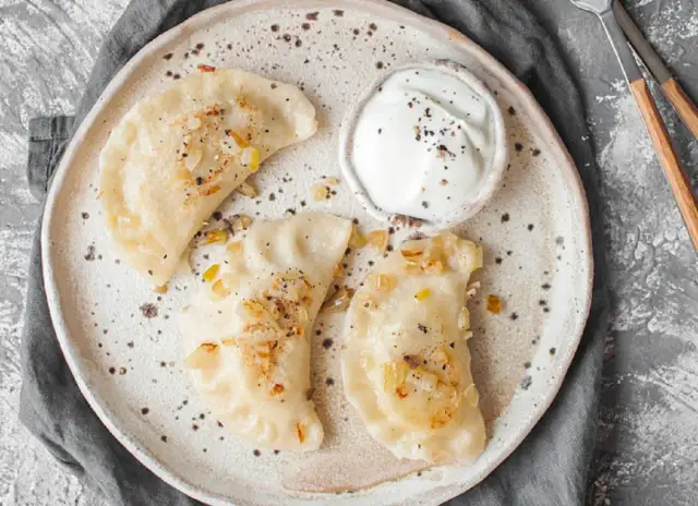 Jak odgrzać mrożone pierogi? Proste sposoby na idealny smak
