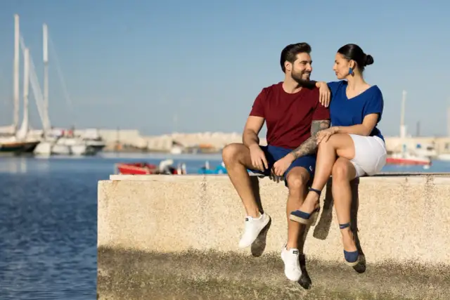 Jakie buty do szortów damskich? Poznaj idealne stylizacje na każdą okazję