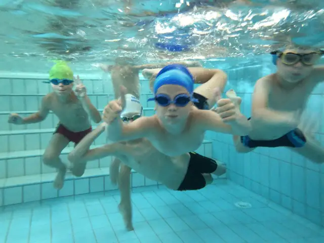 Nauka pływania żabką: Opanuj technikę i pływaj bez wysiłku!