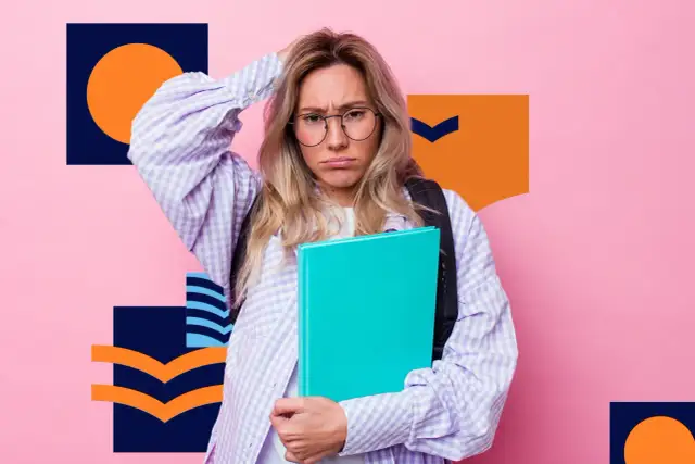 Zmartwiona uczennica w okularach trzyma książkę na tle różowej ściany z geometrycznymi wzorami.