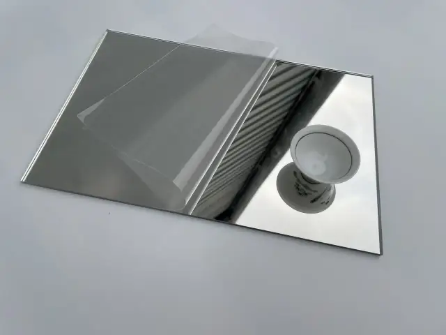 Lustro akrylowe vs szklane: Które bezpieczniejsze dla Twojego dziecka?