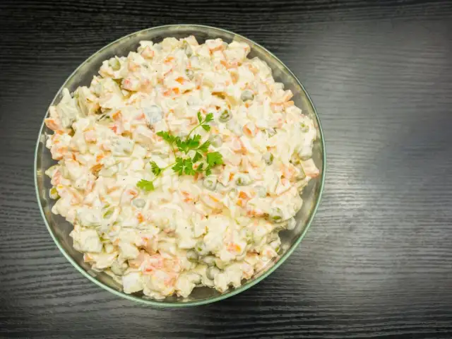 Sałatka jarzynowa: Ile ma kalorii i jak ją odchudzić?