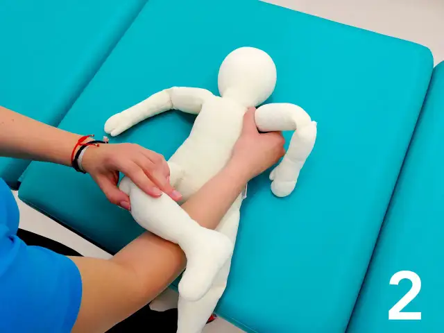 Jak podnosić niemowlę - bezpieczne techniki dla mam i fizjoterapeutów