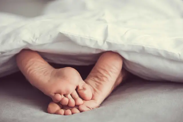 Pieczenie stóp i RLS: Czy to neuropatia? Objawy, przyczyny, leczenie