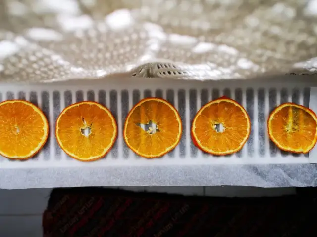 Suszenie pomarańczy na ozdoby: Proste triki na piękny kolor!