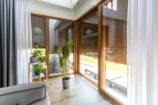 Aranżacja dużych okien w salonie: Inspiracje i praktyczne porady