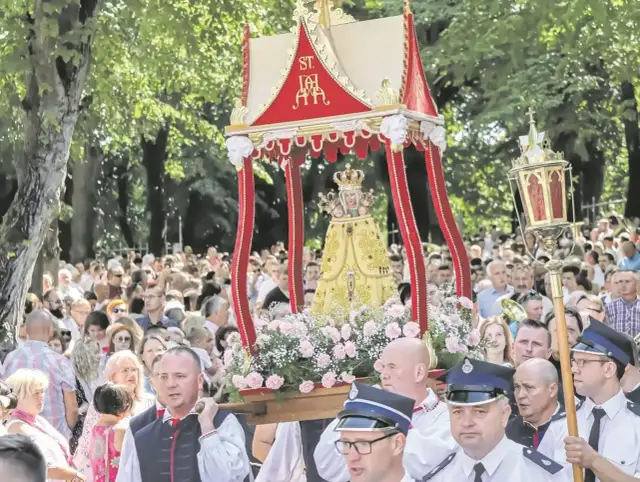 Procesja z figurą Matki Boskiej w miejscowości Święta Anna. Tłumy wiernych towarzyszą uroczystości.