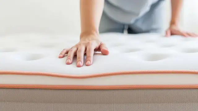 Ból pleców rano: Czy to materac? Wybierz idealny i śpij bez bólu