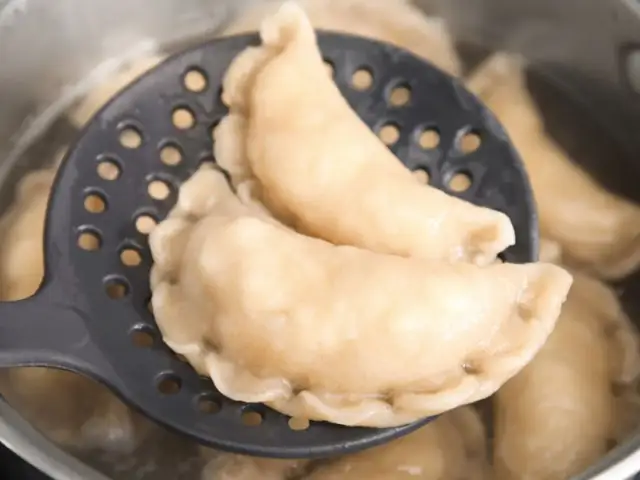 Domowe pierogi z serem: przepis krok po kroku na smak dzieciństwa
