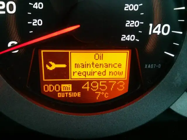 Co oznacza komunikat oil maintenance required w Toyocie?
