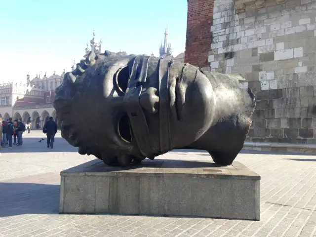 Rzeźba "Eros Bendato" Igora Mitoraja na Rynku Głównym w Krakowie.