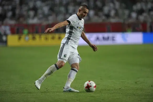 Zarobki piłkarzy w polskiej lidze. Ile naprawdę zarabiają gwiazdy futbolu?