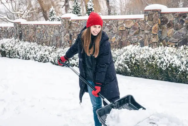 Kto odśnieża chodnik przy posesji? Sprawdź swoje obowiązki i kary
