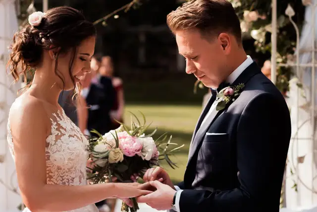 Jak dobrać bukiet do sukni ślubnej, aby uniknąć modowych błędów