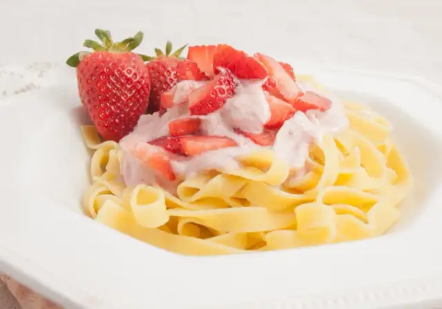 Makaron z truskawkami i śmietaną: przepis jak u babci!