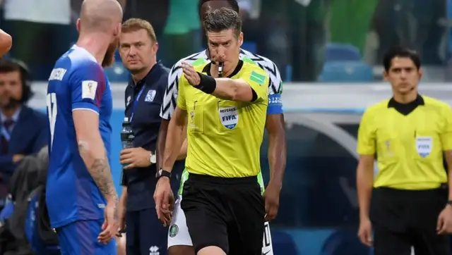 Ile sędziów jest w meczu piłki nożnej? Od 3 do 7+ z VAR!