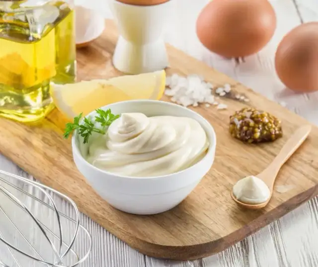 Jak zrobić majonez domowy dietetyczny, który zmniejszy kalorie i smak