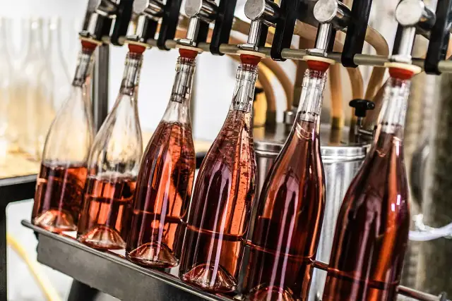 Jak długo robi się wino? Poznaj czas produkcji i dojrzewania