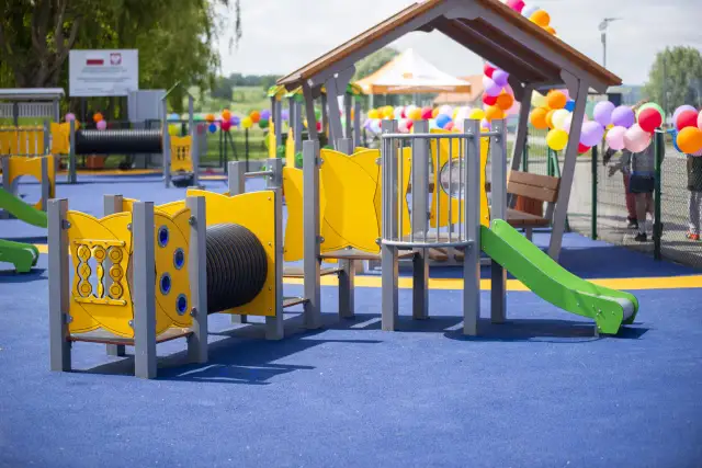 Plac zabaw: Co kryje świat dziecięcej radości i bezpieczeństwa?