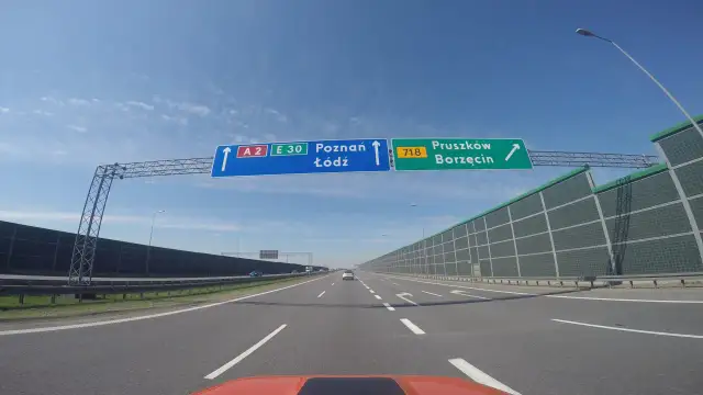 Ile można jechać ciężarówką na autostradzie? Sprawdź aktualne limity!